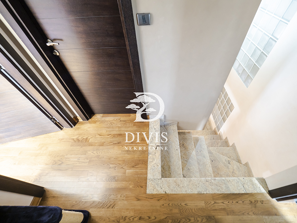 Slika 0 - Trgovačka, Trosoban stan na prodaju, 77m2, 230.000€